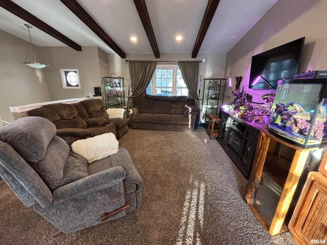 107 Park Lane Circle, Eldridge, IA 52748