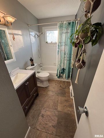 107 Park Lane Circle, Eldridge, IA 52748