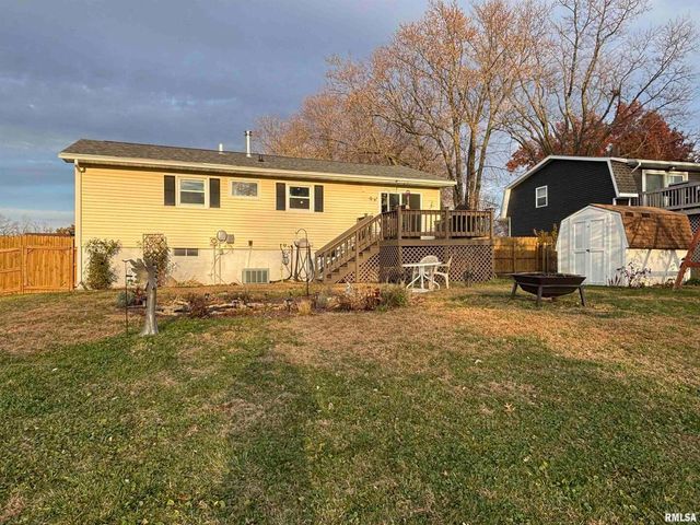 107 Park Lane Circle, Eldridge, IA 52748