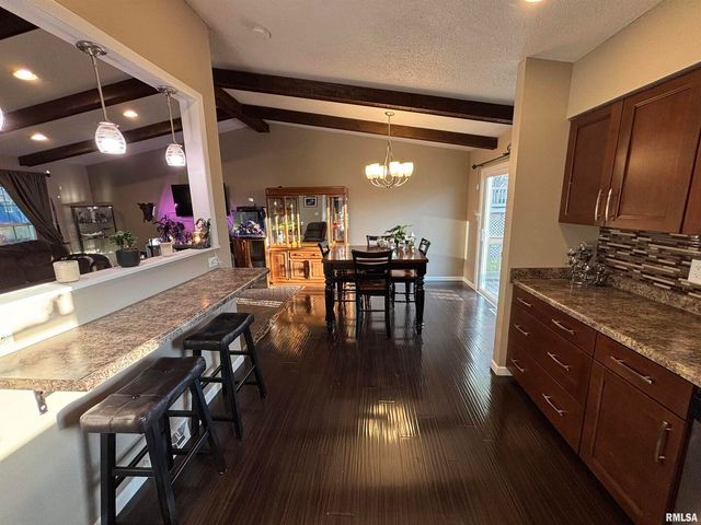 107 Park Lane Circle, Eldridge, IA 52748