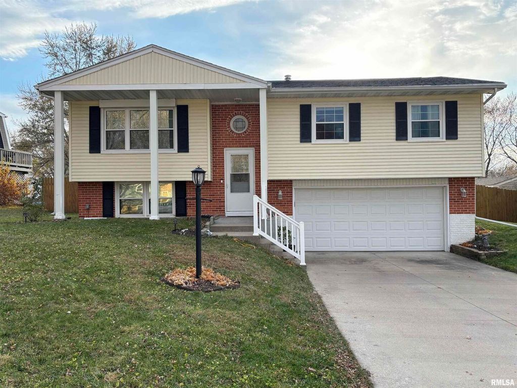 107 Park Lane Circle, Eldridge, IA 52748