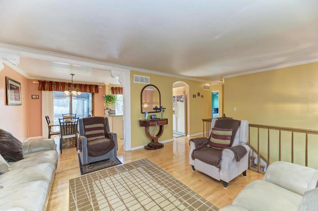 260 Cunningham Lane, Bloomingdale, IL 60108