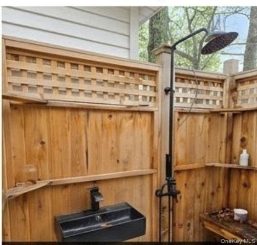 15 Cottage Road, Baiting Hollow, NY 11933