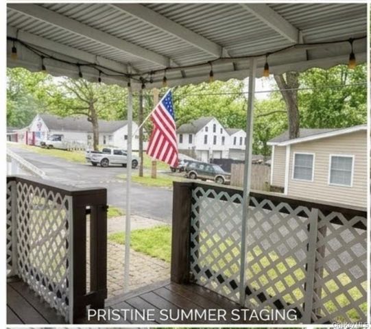 15 Cottage Road, Baiting Hollow, NY 11933