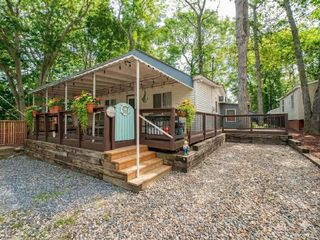 15 Cottage Road, Baiting Hollow, NY 11933