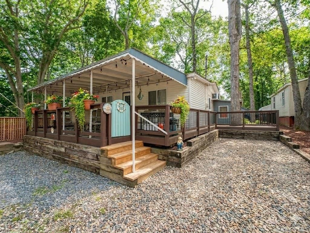 15 Cottage Road, Baiting Hollow, NY 11933