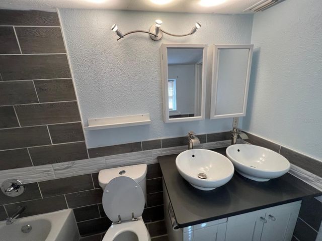 2010 E GENESEE STREET, Tampa, FL 33610