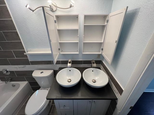 2010 E GENESEE STREET, Tampa, FL 33610