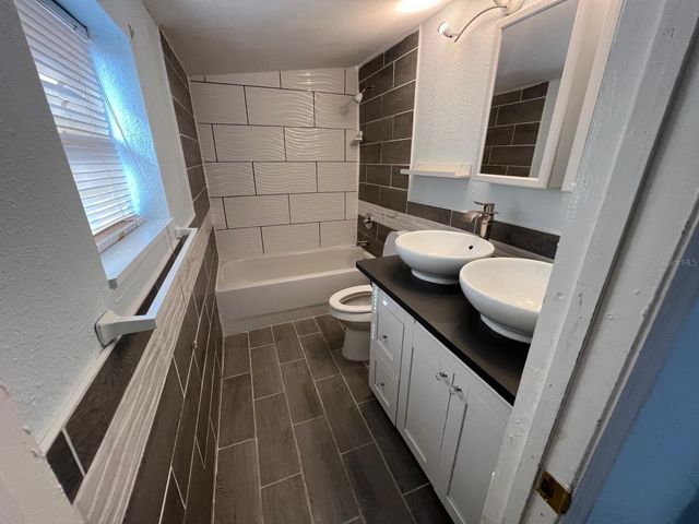 2010 E GENESEE STREET, Tampa, FL 33610