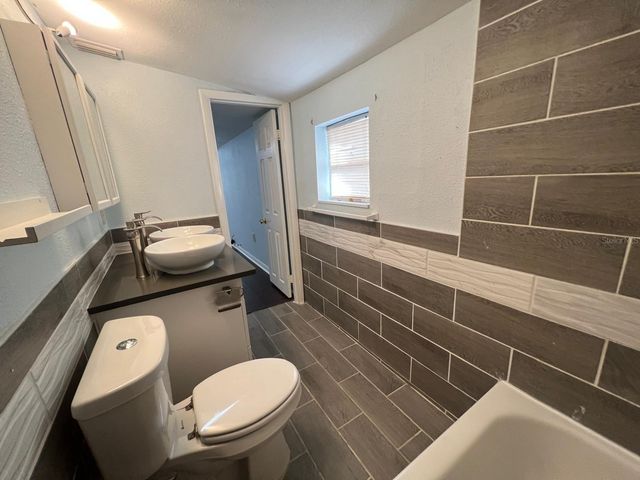 2010 E GENESEE STREET, Tampa, FL 33610