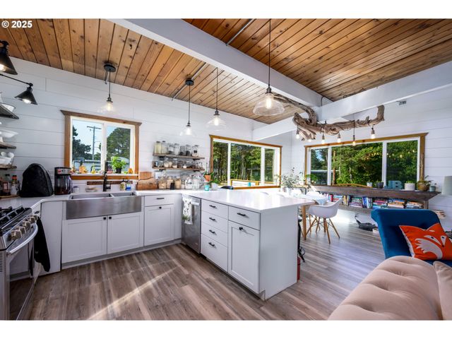 5750 HACIENDA Ave, Lincoln City, OR 97367