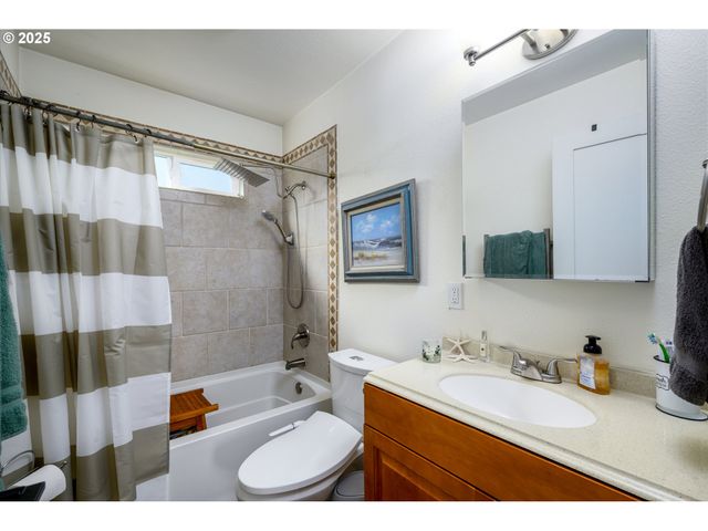 5750 HACIENDA Ave, Lincoln City, OR 97367