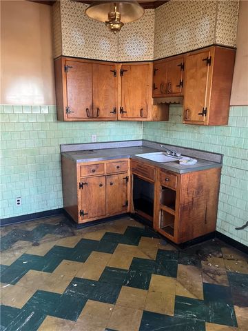 801 Fallowfield, Charleroi Boro, PA 15022