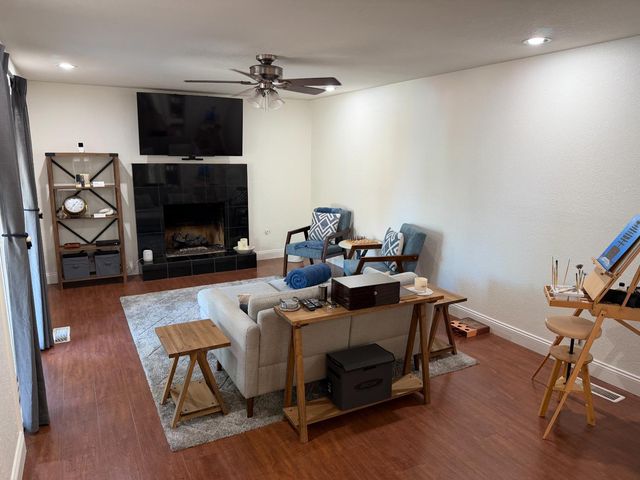 682 E Stuart Avenue, Fresno, CA 93710