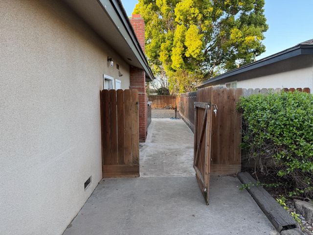 682 E Stuart Avenue, Fresno, CA 93710