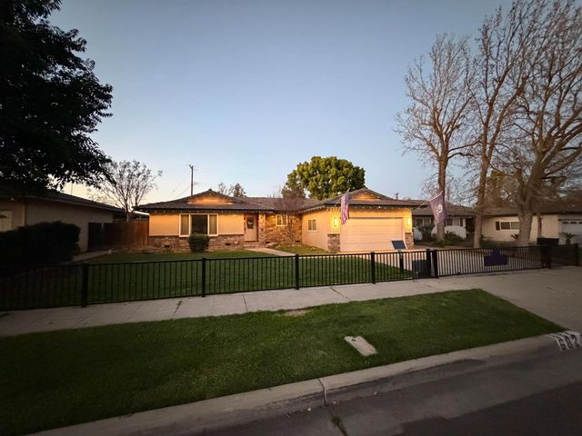 682 E Stuart Avenue, Fresno, CA 93710