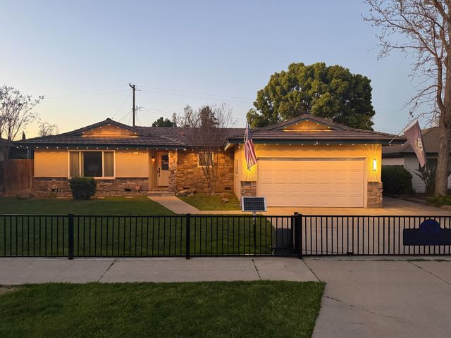 682 E Stuart Avenue, Fresno, CA 93710