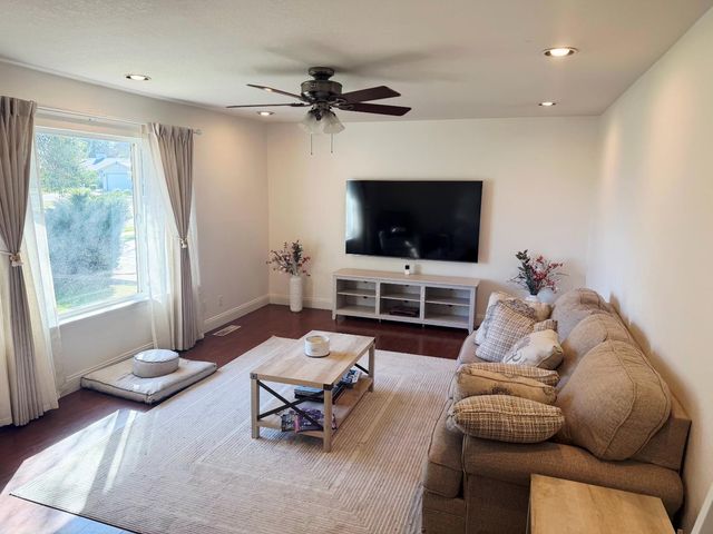 682 E Stuart Avenue, Fresno, CA 93710