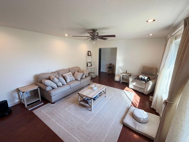 682 E Stuart Avenue, Fresno, CA 93710