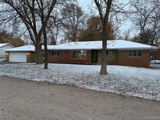 9150 Pennfield Avenue, White Lake, MI 48386