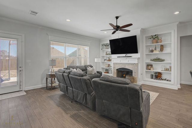 303 Prien Lake Loop, Bossier City, LA 71111