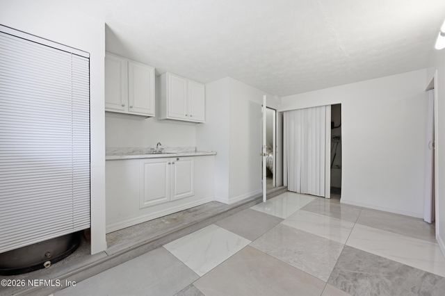 5855 W JAGUAR Drive, Jacksonville, FL 32244