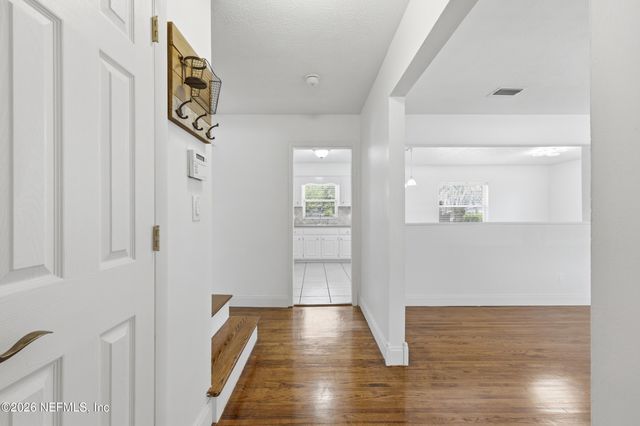 5855 W JAGUAR Drive, Jacksonville, FL 32244