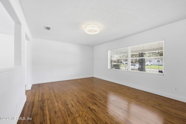 5855 W JAGUAR Drive, Jacksonville, FL 32244