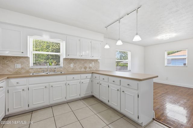 5855 W JAGUAR Drive, Jacksonville, FL 32244