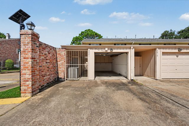 2021 Winrock Boulevard 167, Houston, TX 77057