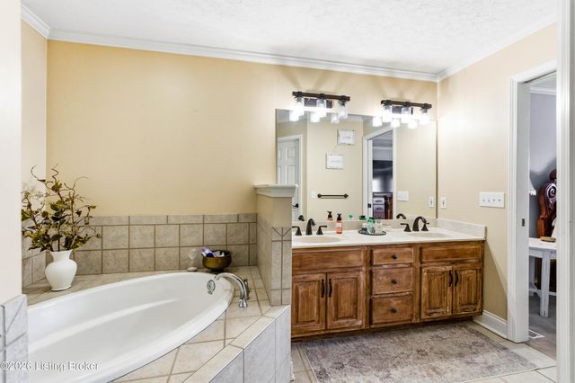 325 Kingswood Dr, Taylorsville, KY 40071