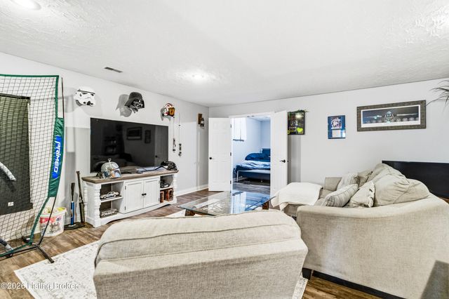 325 Kingswood Dr, Taylorsville, KY 40071