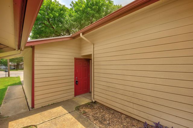 410 Vista West CT B, Bastrop, TX 78602