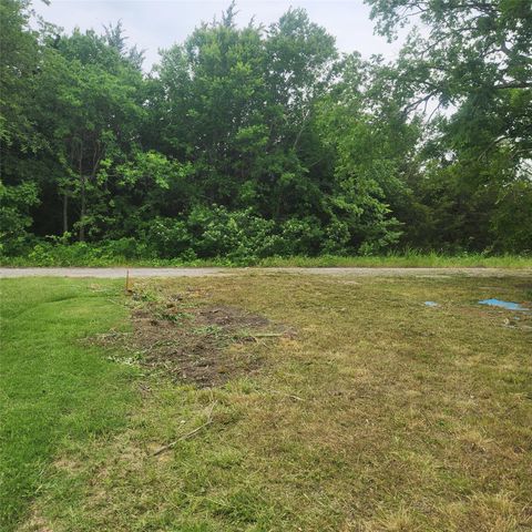 520 Locust Street, Farmersville, TX 75442