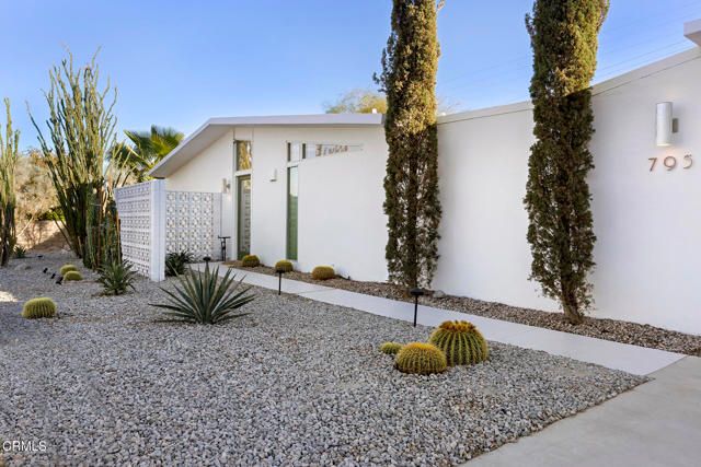 795 E Racquet Club Road, Palm Springs, CA 92262