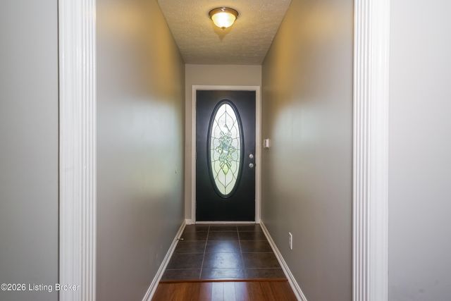 5220 Plume Dr, Louisville, KY 40258