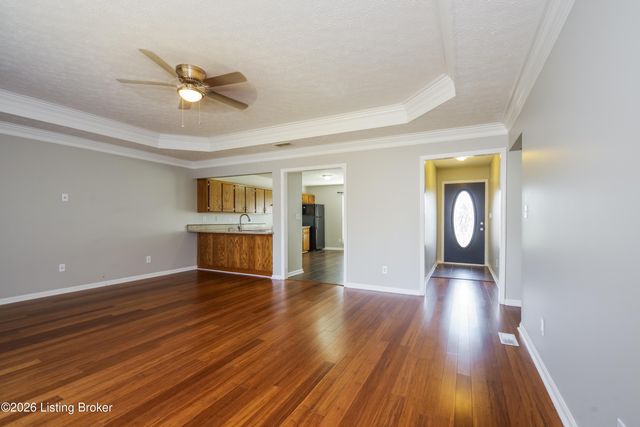 5220 Plume Dr, Louisville, KY 40258