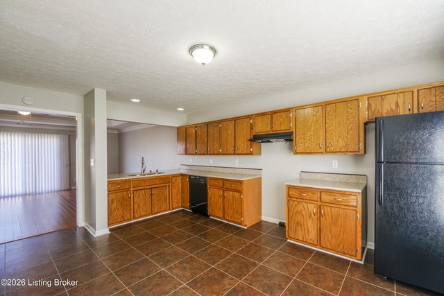 5220 Plume Dr, Louisville, KY 40258