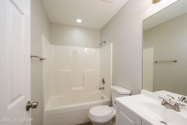 5220 Plume Dr, Louisville, KY 40258