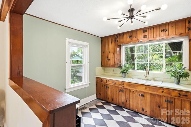 127 Erkwood Drive, Hendersonville, NC 28739
