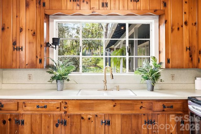 127 Erkwood Drive, Hendersonville, NC 28739