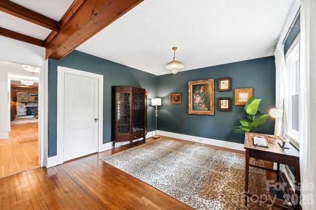 127 Erkwood Drive, Hendersonville, NC 28739
