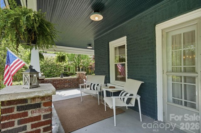 127 Erkwood Drive, Hendersonville, NC 28739