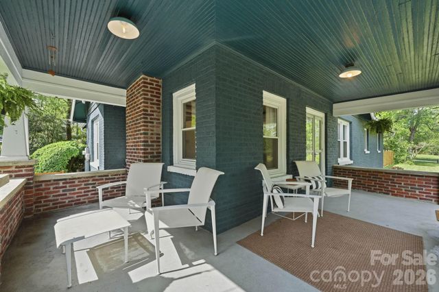 127 Erkwood Drive, Hendersonville, NC 28739