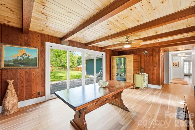 127 Erkwood Drive, Hendersonville, NC 28739