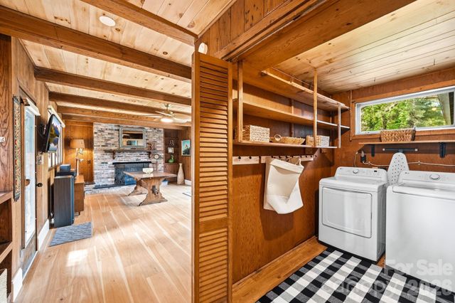 127 Erkwood Drive, Hendersonville, NC 28739
