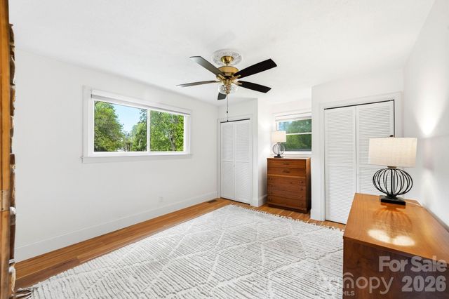 127 Erkwood Drive, Hendersonville, NC 28739