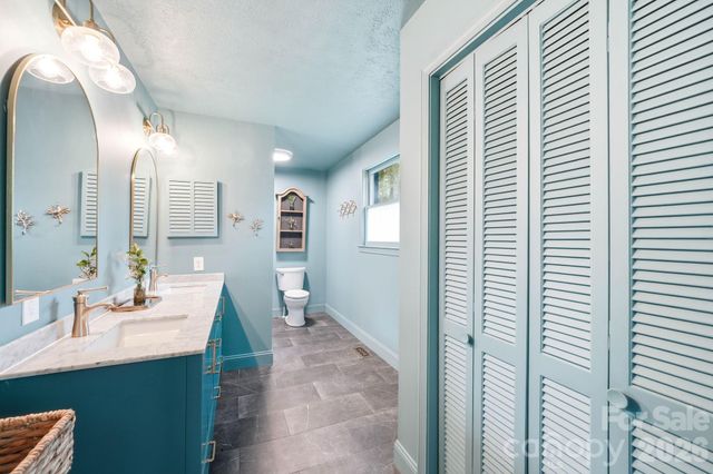 127 Erkwood Drive, Hendersonville, NC 28739