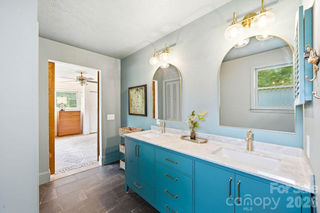 127 Erkwood Drive, Hendersonville, NC 28739