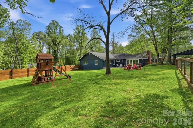 127 Erkwood Drive, Hendersonville, NC 28739